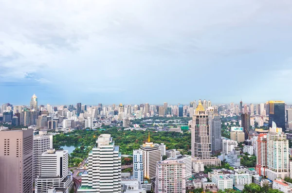 Alacakaranlıkta, Bangkok Tayland büyük şehirde yeşil park