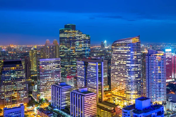 Bangkok city på twilight, affärsdistrikt Silom, Bangkok Thailand — Stockfoto