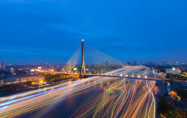 Vackra Rama 8 bro korsar Chao Phraya floden med hastighet ljus i skymningen, Bangkok Thailand — Stockfoto