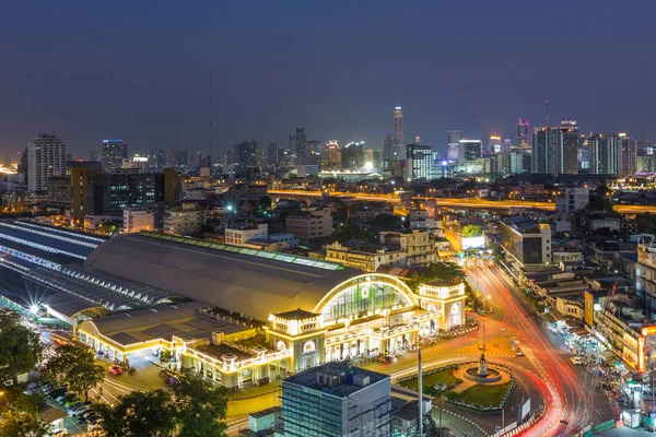 Bangkok, Thailand-februari 5: Bangkok centralstation (Hua Lamphong järnvägsstation) på 5 februari 2017 i Bangkok. Detta är den centrala järnvägsstationen i Bangkok, ligger i centrum av Bangkok — Stockfoto
