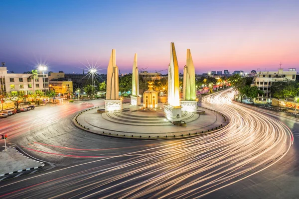 Monumentet demokrati på twilight gång på Bangkok, Thailand — Stockfoto