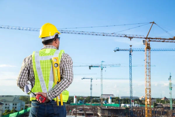 Inspector-adjunto a verificar o local de construção — Fotografia de Stock