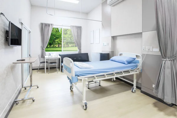 Chambre d'hôpital avec lits et confortable équipement médical dans un hôpital moderne — Photo