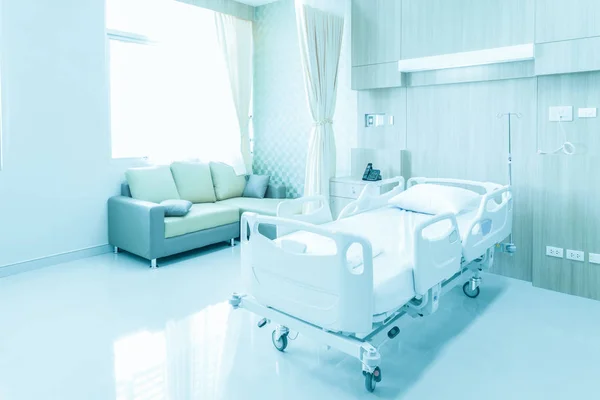 Hospital room with beds and comfortable medical equipped in a modern hospital — Stock Photo, Image