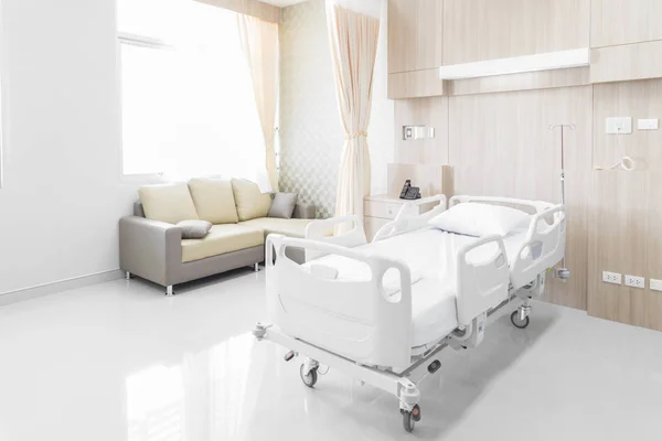 Hastane odasında yataklar ve modern bir hastanede tıbbi ekipmanlar var. — Stok fotoğraf