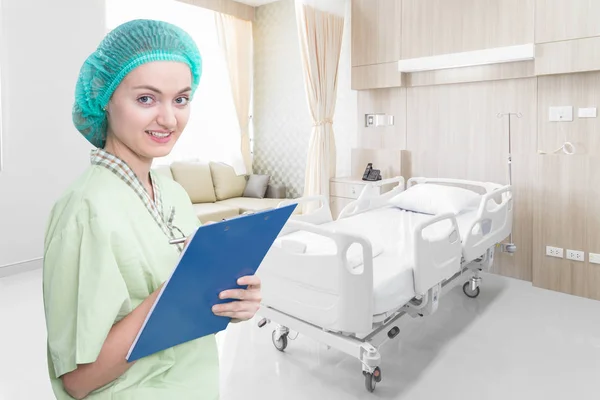Infermiera scrittura cartelle cliniche in camera d'ospedale moderna con letti e confortevole medico attrezzato — Foto Stock