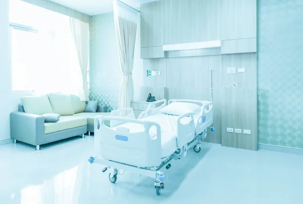 Hospital room with beds and comfortable medical equipped in a modern hospital — Stock Photo, Image