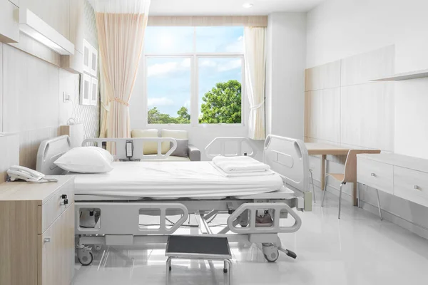 Hastane odasında yataklar ve modern bir hastanede tıbbi ekipmanlar var. — Stok fotoğraf
