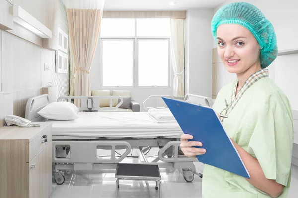 Nurse writing medical records in modern hospital room with beds and comfortable medical equipped — Stock Photo, Image