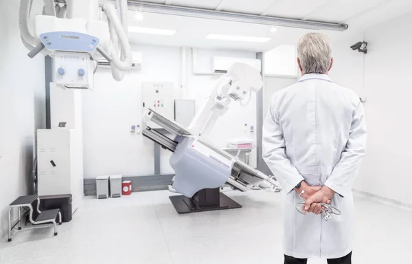 Senior arts kijken naar Ct (Computed Tomografie) scanner in ziekenhuis laboratorium — Stockfoto