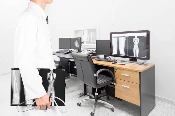 Ameliyathane stetoskop ile x-ray görüntü tutan doktor — Stok fotoğraf