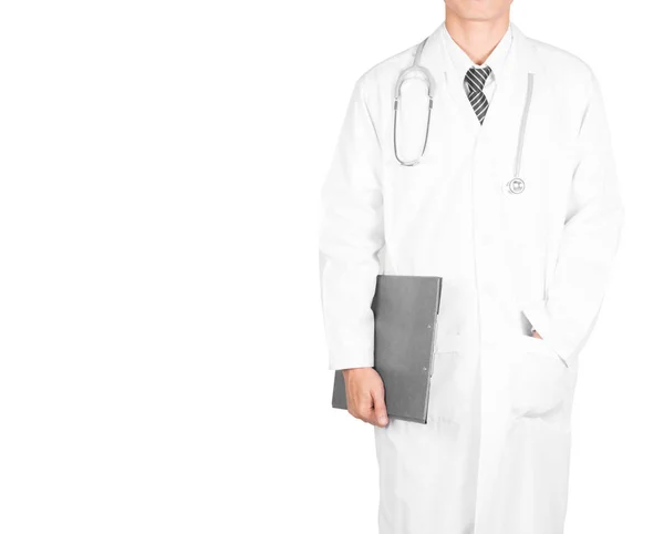 Médico segurando com pasta isolada no fundo branco com caminho de recorte — Fotografia de Stock