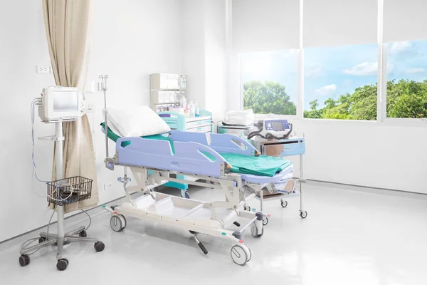 Лікарняна кімната з ліжками і комфортабельним медичним обладнанням в мо — стокове фото