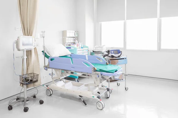 침대가 있고 현대식 병원에 편안 한 의료 시설을 갖춘 병실 — 스톡 사진