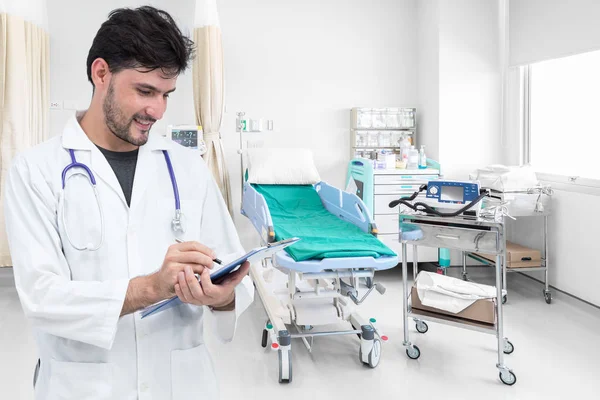 Arts een medisch voorschrift schriftelijk ziekenhuis kamer — Stockfoto