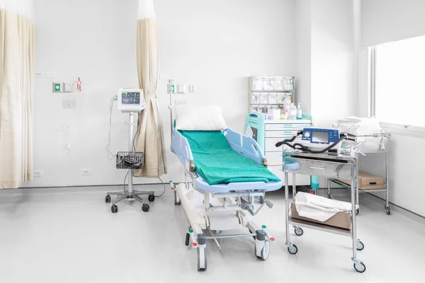 Hospital room with beds and comfortable medical equipped in a modern hospital — Stock Photo, Image