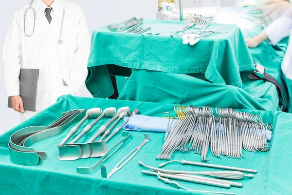 수술 도구를 oparating 현대 병원에서 수술 실에서 환자 수술 트레이에 표시 — 스톡 사진
