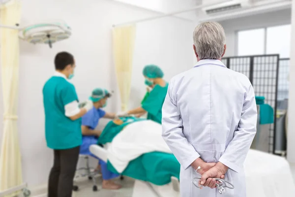 Z tyłu widok starszy lekarz patrząc na sali operacyjnej — Zdjęcie stockowe