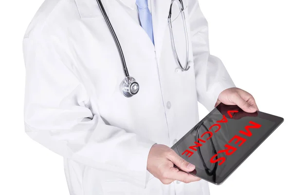 의사가 디지털 태블릿에 메 백신에 대 한 읽기 — 스톡 사진