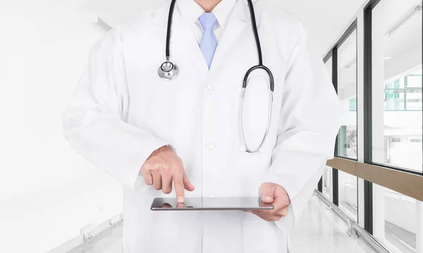 医生在白色外套和听诊器使用数字平板电脑 — 图库照片