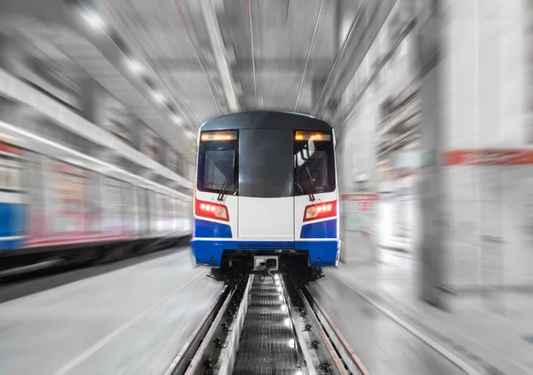 Tren hareket istasyonu Hareket Bulanıklığı ile geliyor