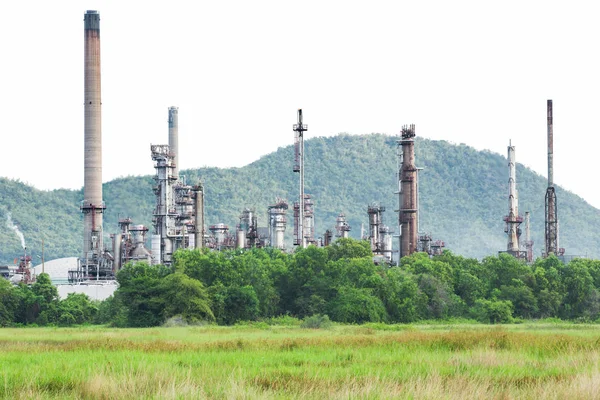 Aislamiento de refinería de petróleo sobre fondo blanco — Foto de Stock