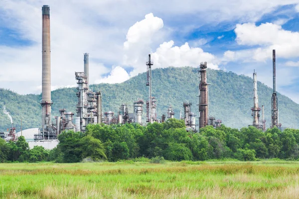 Refinería de petróleo con campo verde — Foto de Stock