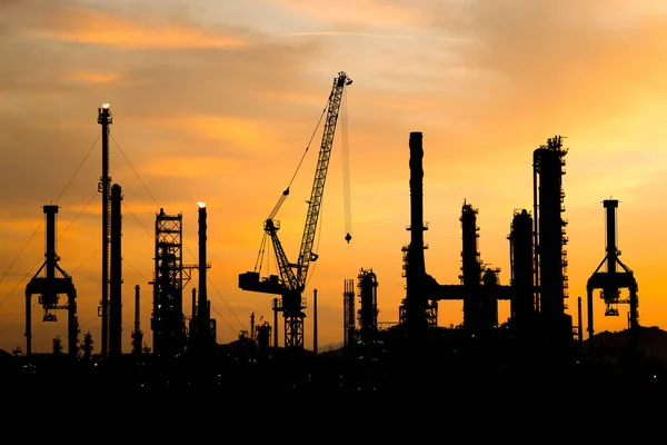 Silueta de la fábrica de refinería de petróleo durante la construcción al atardecer — Foto de Stock