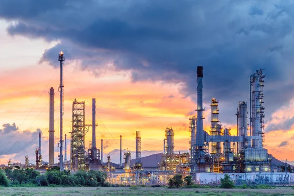 Refinería de petróleo al amanecer — Foto de Stock