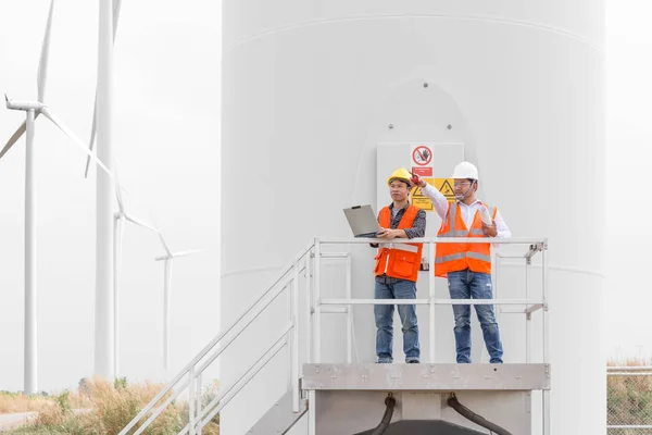 Μηχανικούς και τεχνικό που εργάζονται σε wind turbine σταθμός — Φωτογραφία Αρχείου