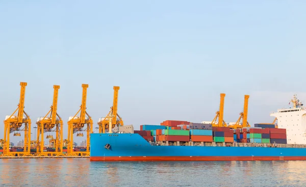 Cargo containerfrakt medföljer arbetar crane lastning bridge i varvet för logistisk importera och exportera bakgrund — Stockfoto