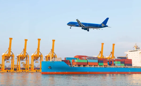 Container-Frachtschiff mit Arbeitskran-Verladebrücke in Werft für logistischen Import-Export-Hintergrund — Stockfoto