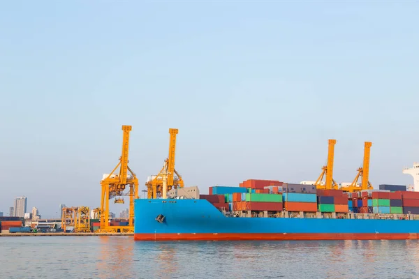 Navio de carga de contêiner com ponte de carga de guindaste de trabalho no estaleiro para importação logística Fundo de exportação — Fotografia de Stock