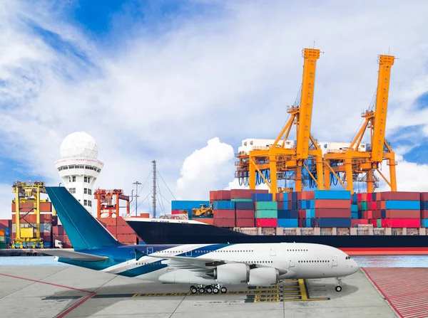 Recipiente de carga de navio com avião de transporte para conceito de exportação de importação logística — Fotografia de Stock