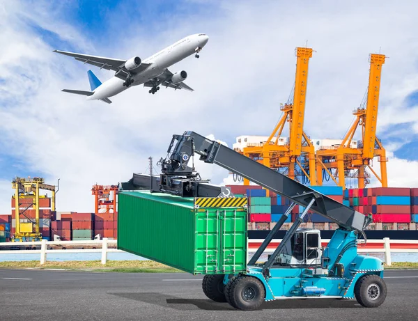 Grúa eleva un contenedor a camión contenedor de carga de entrega comercial en un puerto industrial y avión de carga volando por encima del puerto marítimo para concepto de exportación de importación logística — Foto de Stock
