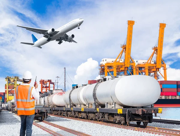 Trabajador portuario hablando con radio para control tren de carga — Foto de Stock