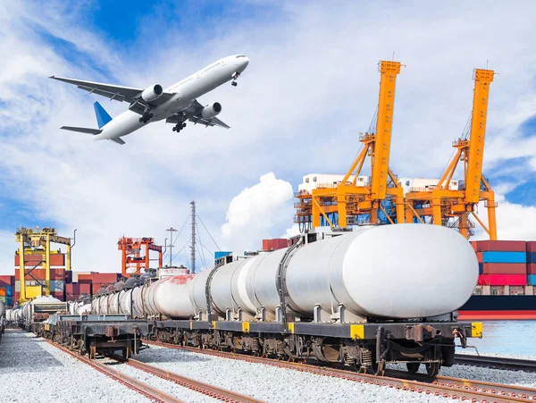 Güterzug für Öl- und Treibstofftransport und Frachtflugzeug — Stockfoto