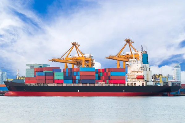 Navio de carga de contêiner com ponte de carga de guindaste de trabalho — Fotografia de Stock