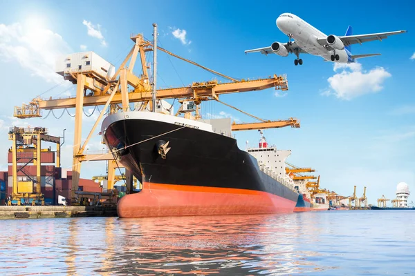 Buque de carga de contenedores con puente de carga de grúa de trabajo en el puerto y avión de carga de carga en el transporte para concepto de exportación de importación logística — Foto de Stock