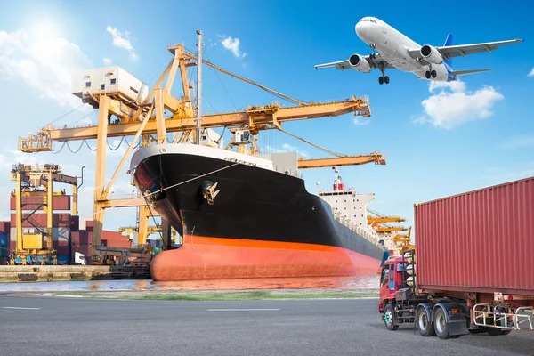 Container-lading vracht schip met werkende kraan laden brug — Stockfoto