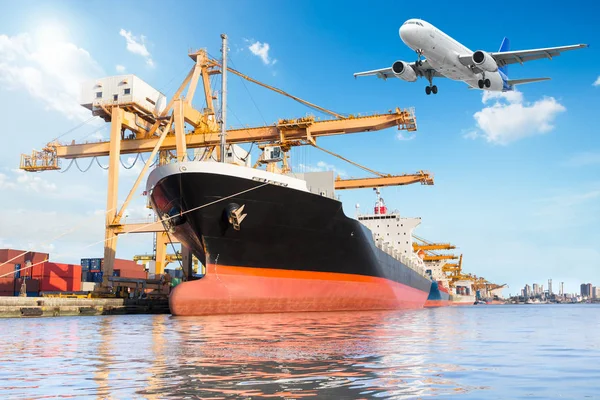 Konténer szállítási teherhajó a teherszállító repülőgép, hajó kikötő felett — Stock Fotó