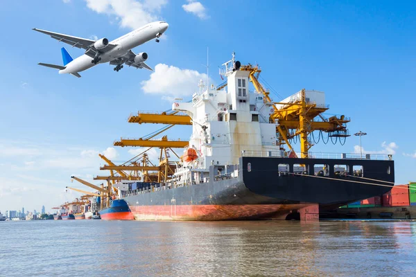 Avião de carga voando acima do porto do navio para exportação de importação logística — Fotografia de Stock