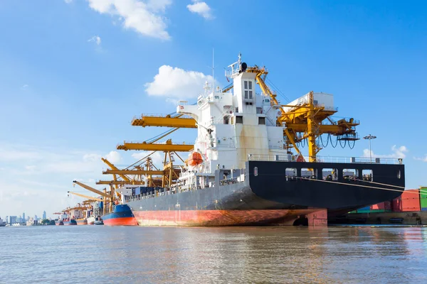 Container-lading vracht schip met werkende kraan laden brug — Stockfoto
