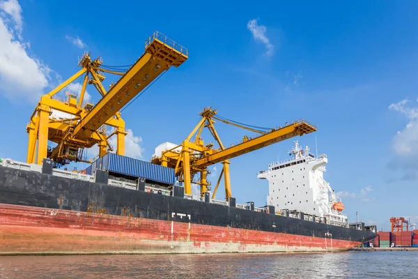 Navio de carga de contêiner com ponte de carga de guindaste de trabalho — Fotografia de Stock