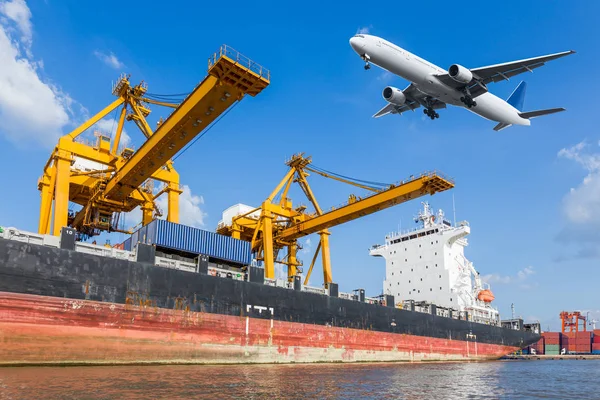 Avião de carga voando acima do porto do navio com carga de guindaste de trabalho — Fotografia de Stock