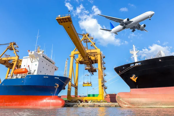 Conteneur cargo navire de fret avec pont de chargement de grue de travail dans le chantier naval pour l'importation logistique arrière-plan d'exportation — Photo