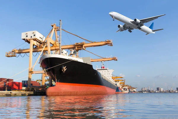 Buque de carga en el puerto y avión de carga que vuela por encima del puerto del buque para el fondo de exportación de importación logística — Foto de Stock