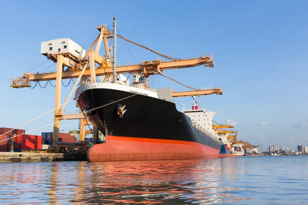 Navio de carga no porto para importação logística fundo de exportação — Fotografia de Stock