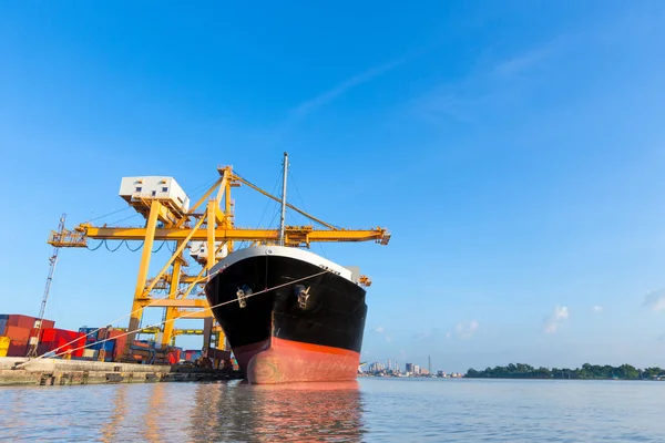 Navio de carga de contêiner com ponte de carga de guindaste de trabalho — Fotografia de Stock