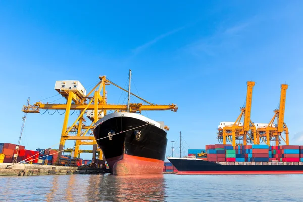 Kontainer kargo kapal dengan bekerja crane loading bridge — Stok Foto